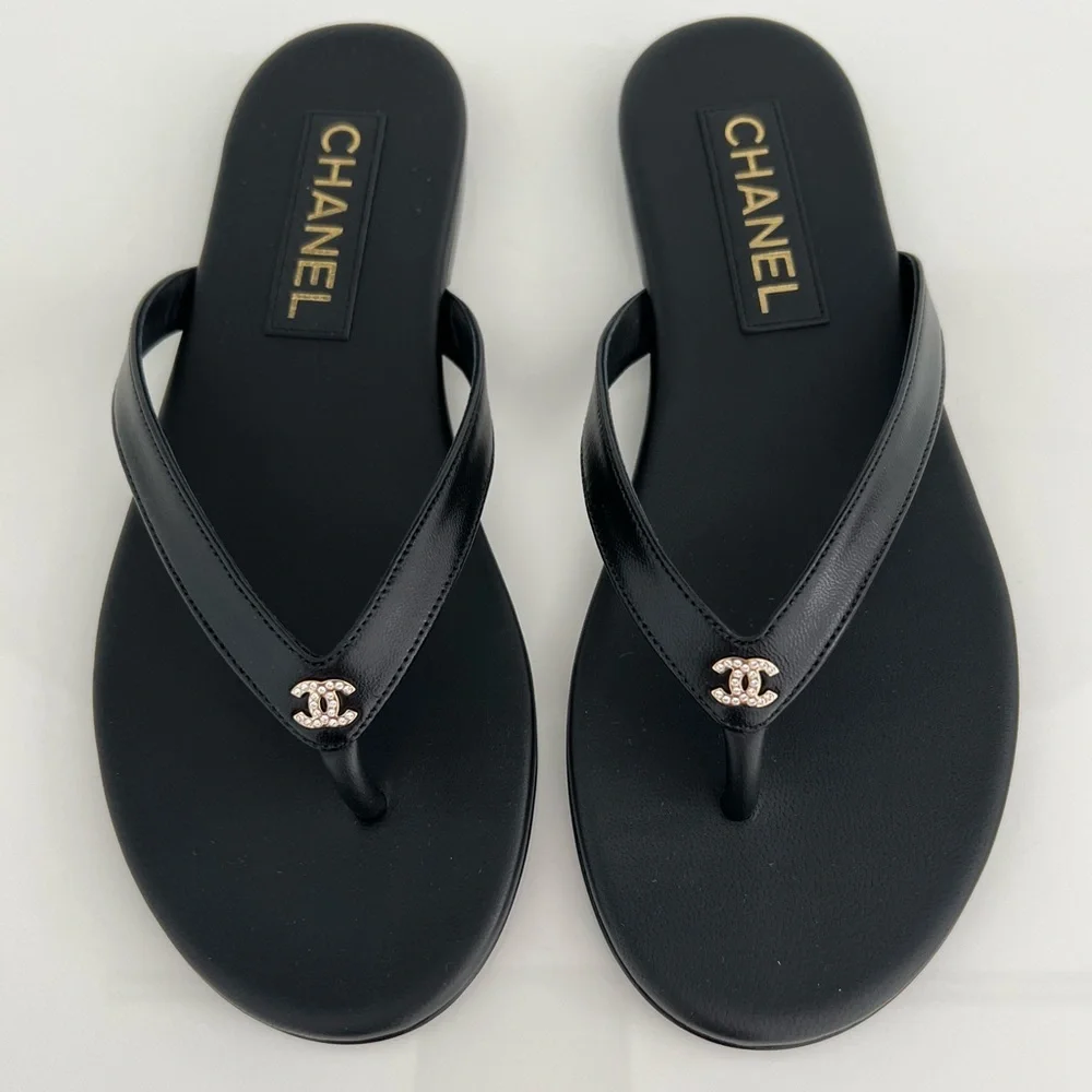 CHANEL 25A CC CRYSTAL BLACK LEATHER THONG SANDALS SIZE IT 37.5 / US 7.5 NIB!